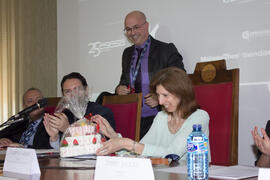 Jurado con la tarta conmemorativa del 50 aniversario de la Facultad Ciencias de Económicas y Empr...