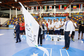 Rosaura Méndez ondea la bandera de la FISU. Ceremonia de clausura del Campeonato del Mundo Univer...