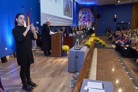 Intérprete de signos. Imposición de la Medalla de Oro de la Universidad de Málaga a Junta de Anda...