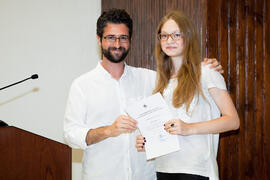 José Manuel Rodríguez con una alumna en su graduación. Centro Internacional de Español. Julio de ...