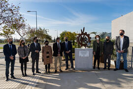 Foto de grupo en la inauguración de la escultura  de José Luis Martín García en la Facultad de Es...