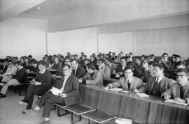 Facultad de Ciencias Políticas, Económicas y Comerciales. Aulas y estudiantes. Noviembre de 1967....