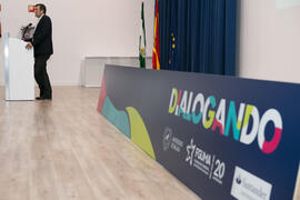 Ernesto Pimentel presenta la conferencia "Dialogando" con Chema Alonso. Salón de actos ...