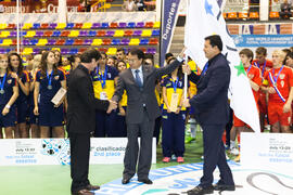 Kenny Chow cede la bandera de FISU a Jose Roberto Athayde. Acto de clausura y entrega de medallas...