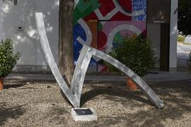 Escultura "Zigzag en aluminio", de Robert Harding. Contenedor Cultural. Campus de Teati...