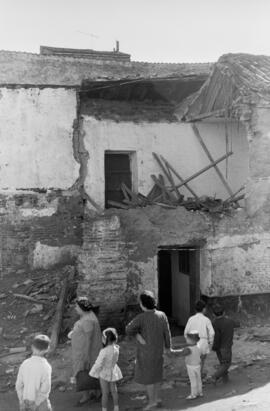 Málaga. Barrio del Perchel. Casa hundida en calle Barragán. Noviembre de 1963