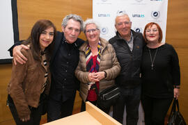 Foto de grupo tras la conferencia de Miguel Ríos "La música como testimonio de la Transición...