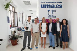 Foto de grupo tras la graduación de alumnos del CIE-UMA el Día del Español. Centro Internacional ...