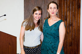 María José Fernández con una alumna en su graduación. Centro Internacional de Español. Julio de 2014