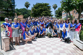 Foto de grupo tras la graduación y clausura del curso del Aula de Mayores de la Universidad de Má...
