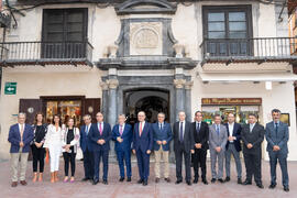 Foto de grupo. 230º Aniversario de la Sociedad Económica Amigos del País. Plaza de la Constitució...