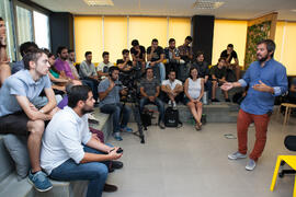 Nacho Muñoz presenta la actividad a los participantes en el Spin-Off Scape. Edificio "The Gr...