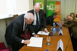 Josep Borrell firma el libro de visitas tras su conferencia "Europa, ¿entre la integración y...