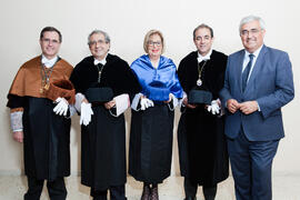 Retrato de grupo previo a la imposición de la Medalla de Oro de la Universidad de Málaga a Adelai...