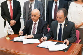 Hamid AL-Haimiy y Pedro Farias en la firma del convenio con la Universidad de Sharjah, Emiratos Á...