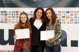 Felisa Ramos con alumnos en su graduación. Centro Internacional de Español. Marzo de 2015