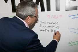José Ángel Narváez firma en el mural de estand de UMA Convive. Jornadas de Puertas Abiertas de la...
