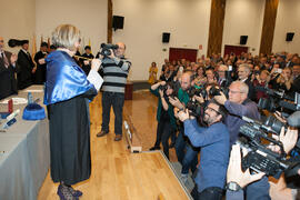 Adelaida de la Calle en su imposición de la Medalla de Oro de la Universidad de Málaga. Paraninfo...