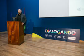 Eugenio José Luque presenta la conferencia "Dialogando" con Marta Flich. Paraninfo. Nov...