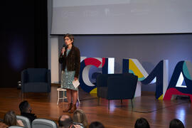 Luisa María Gómez del Águila presenta la conferencia "Dialogando" con Raquel Haro. Facu...