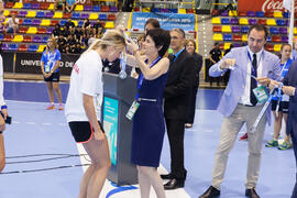 Entrega de medallas. Rumanía segunda clasificada en la categoría femenina. Ceremonia de clausura ...