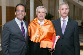 Foto de grupo tras la investidura como Doctor "Honoris Causa" de José Emilio Navas por ...