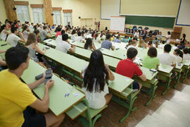 Examen en el aula Magna de la Facultad de Económicas y Empresariales. Olimpiada Española de Econo...