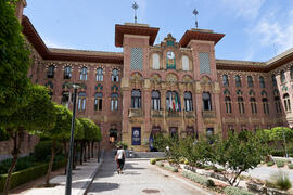 Edificio del rectorado. Imposición de la Medalla de Oro de la Universidad de Córdoba a la Univers...