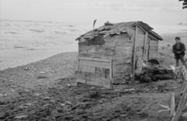 Niño junto a una chabola destrozada como consecuencia del temporal de viento en las playas de El ...