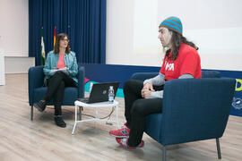 Chema Alonso con Susana Escudero en la conferencia "Dialogando". Salón de actos de la E...