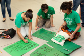 Alumnos preparando pancartas antes del acto de Apertura del Curso Académico 2013/2014 de la Unive...