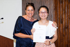Felisa Ramos con una alumna en su graduación. Centro Internacional de Español. Julio de 2014
