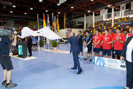 Pedro Montiel ondea la bandera de la FISU. Ceremonia de clausura del Campeonato del Mundo Univers...