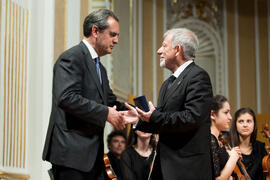 Juan Antonio Vigar entrega la medalla del Ateneo a José Infante. Teatro María Cristina. Abril 2015