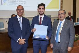 Entrega del premio al mejor expediente académico de Grado a Pedro Fernández Martín. Celebración d...