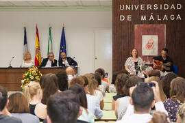 Actuación de Raquel Framit y Daniel Mora en la graduación de alumnos del CIE-UMA el Día del Españ...