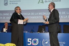 Entrega de la Medalla de Oro de la Universidad de Málaga al Ayuntamiento de la capital. Paraninfo...
