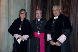 Adelaida de la Calle y Antonio Ramírez de Arellano junto al Obispo de Málaga, Jesús Catalá, dentr...