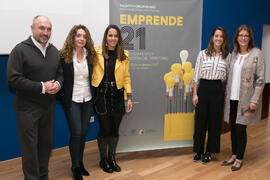 Foto de grupo previa al seminario "Emprende 21" con Míriam García y Sara Carmona. Paran...