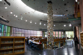 Biblioteca General con la instalación "Biblioteca de Babel XIII", de José Ignacio Díaz ...