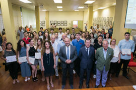Foto de grupo tras el reconocimiento al alumnado destacado. Facultad de Ciencias Económicas y Emp...