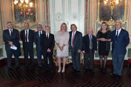Foto de grupo con los galardonados antes de la entrega de medallas del Ateneo. Teatro María Crist...