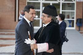 Juan Manuel Moreno y José Ángel Narváez momentos previos a la imposición de la Medalla de Oro de ...