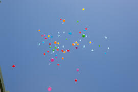 Suelta de globos en la fiesta del Día del Español. Centro Internacional de Español de la Universi...