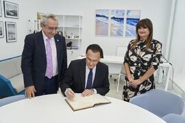 José Carlos Gómez Villamandos firma el libro de firmas de la nueva facultad de Psicología y Logop...