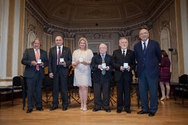 Foto de grupo de los galardonados con la medalla del Ateneo. Teatro María Cristina. Abril 2015