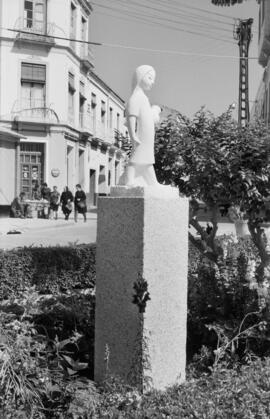 Málaga. Estatua de la Plaza de la Victoria. Mayo de 1963