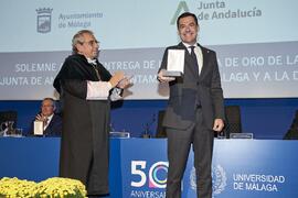 José Ángel Narváez y Juan Manuel Moreno. Imposición de la Medalla de Oro de la Universidad de Mál...