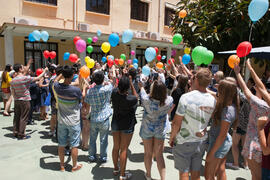 Suelta de globos en la fiesta del Día del Español. Centro Internacional de Español de la Universi...