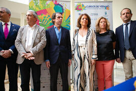 Foto de grupo. Encuentro con José María Aznar. Cursos de Verano de la Universidad de Málaga. Edif...